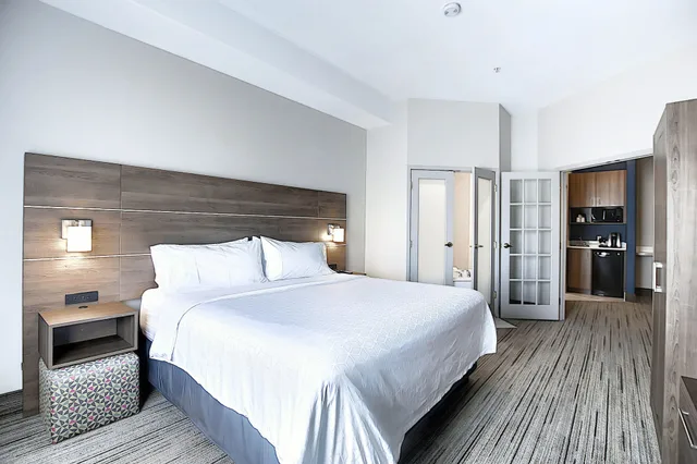 جناح بسرير كينج بغرفة نوم واحدة بحوض جاكوزي، Holiday Inn Express Hotel Suites Airport Calgary 1/5