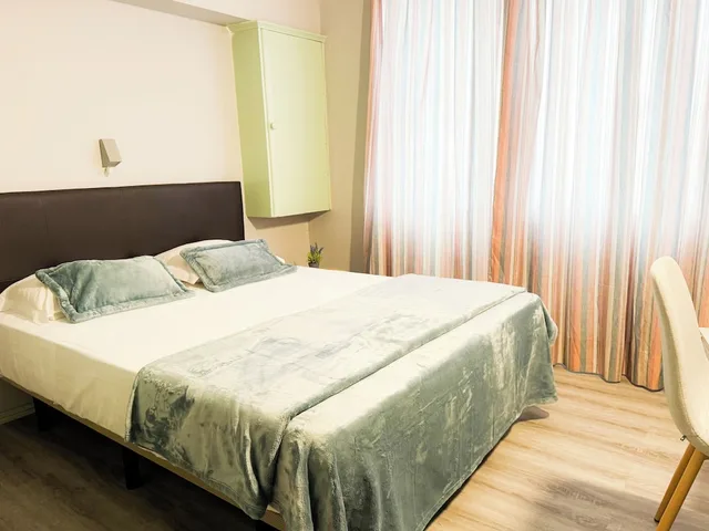 Multiple Bedrooms, Basic, Triple, 1 Double and 1 Single Bed, Accessible، Monaco 2/10