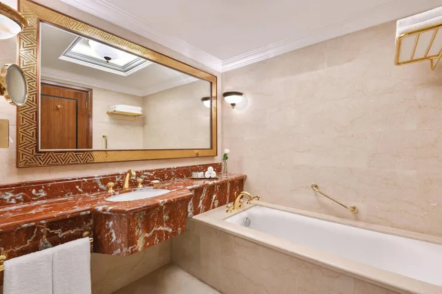 غرفة ديلوكس بسرير مزدوج بإطلالة على البحر بشرفة، Sheraton Grand Doha Resort & Convention Hotel 1/1
