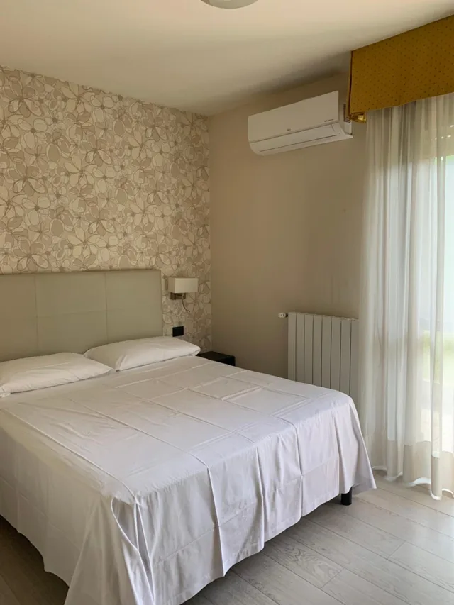 جناح جونيور، HOTEL PARIGI 2 1/9