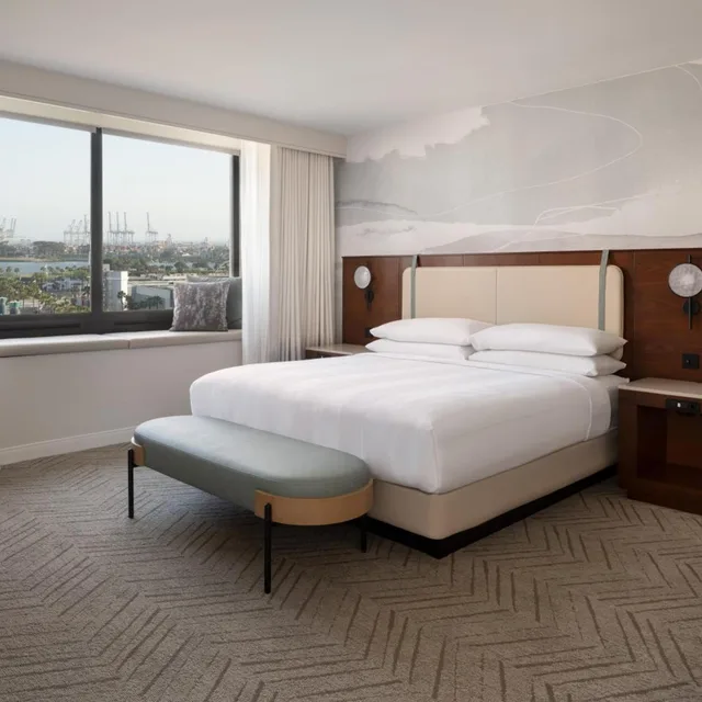 Room, King Bed, Harbour View, Balcony, Corner, Marriott Long Beach Downtown 4/5