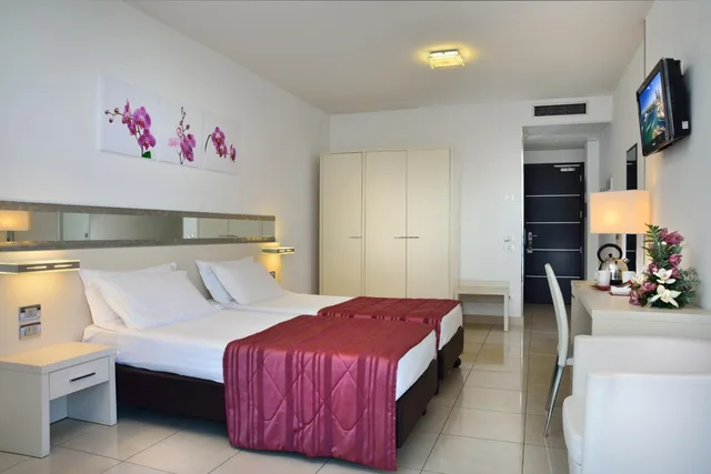 Classic, Twin Beds, Side Sea View, Balcony, MERCURE RIMINI ARTIS 2/10