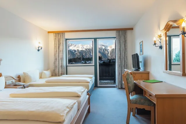 غرفة قياسية ثلاثية بسرير كينج وسرير فردي بإطلالة على الجبل، Gruberhof Hotel 1/10