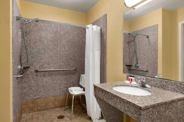 غرفة بسرير كينج لذوي الإعاقة، Days Inn by Wyndham Weldon/Roanoke Rapids 6/7