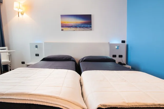 Room, Twin Beds, Hotel Mediterraneo 1/3