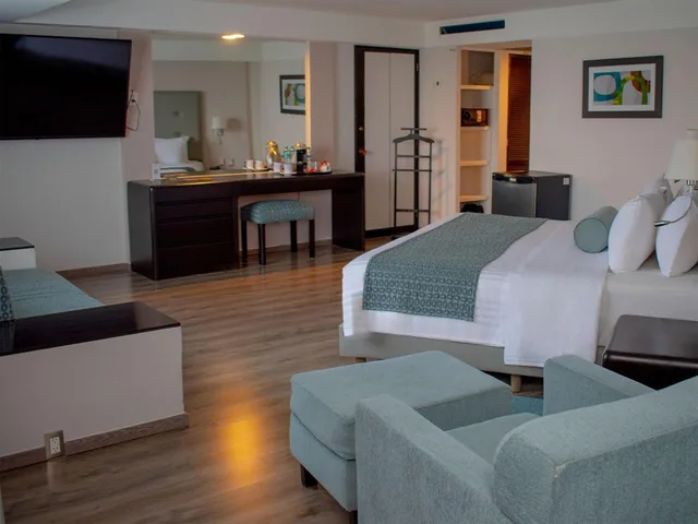 Suite, King Bed, Executive Level، Grand Cantalagua Hotel Morelia, BW Signature Collection 7/9