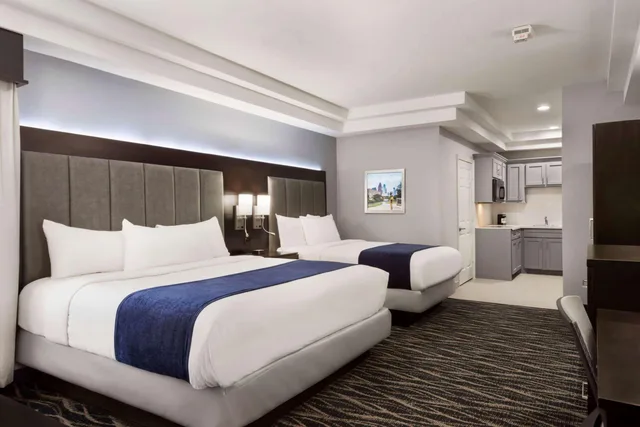 Efficiency, King and Double Bed، Days Inn & Suites by Wyndham Houston Hobby Airport 1/1