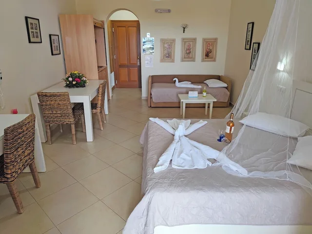 غرفة ثلاثية بسرير كينج مع أريكة، Margaritari Hotel 4/8