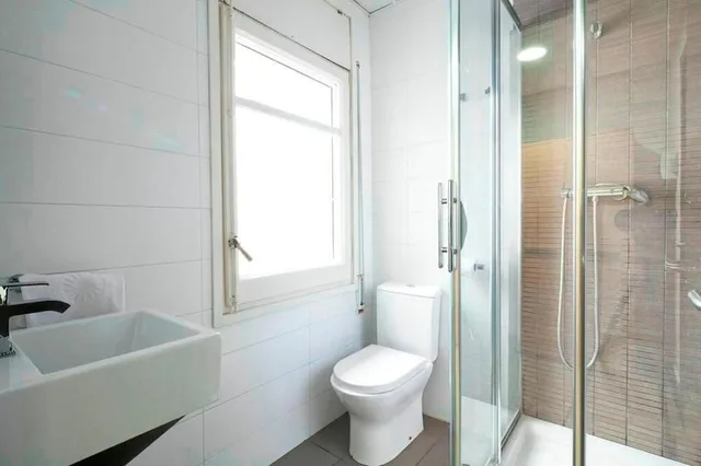 غرفة ثلاثية بسرير مزدوج وسرير فردي، Hostal DingDong Putxet 4/5