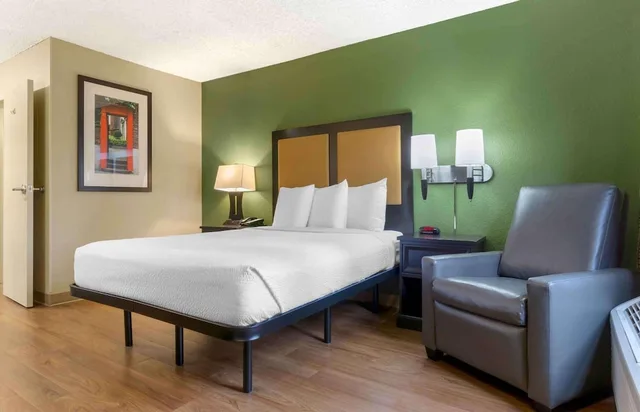 غرفة بسرير كوين لغير المدخنين بمطبخ، Studio 6 Suites Seattle Kent WA 5/9