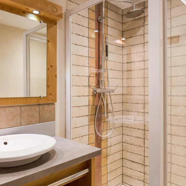 غرفة بسرير مزدوج أو سريرين منفصلين، Chalet-Hotel Le Beausoleil, The Originals Relais (Hotels-Chalets de Tradition) 8/9