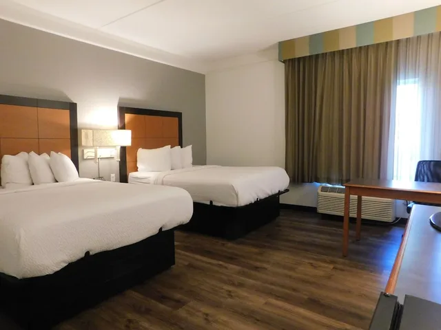 غرفة سوبيريور بسريرين كوين لذوي الإعاقة، La Quinta Inn Suites Winston Salem 1/4