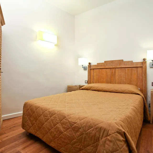 Adjoining، Hotel Du Printemps 4/8