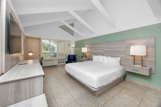 غرفة قياسية كبيرة بسرير كينج بإطلالة على المرفأ بشرفة، Best Western Plus Yacht Harbor Inn 2/4