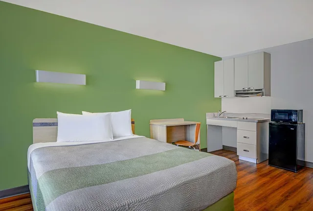 Deluxe, Queen Bed, Motel6 Tallahassee, FL - Downtown 4/7