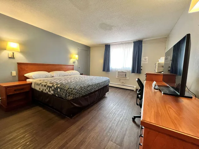غرفة بسرير كينج، Econo Lodge Calgary Motel Village 3/10