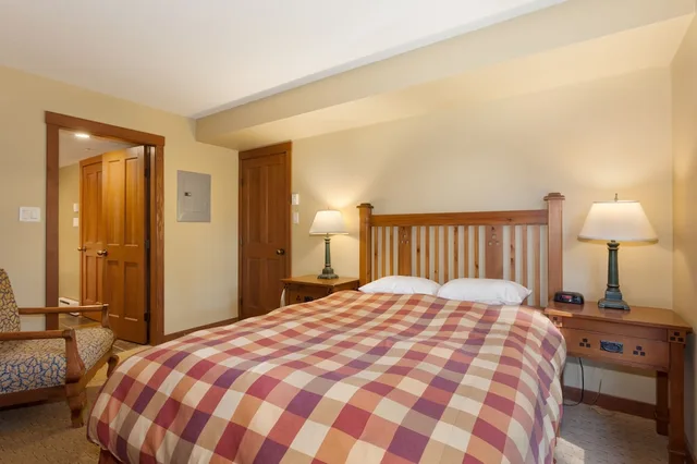 غرفة بسرير بطابقين وسريرين كوين بـ3 غرف نوم مع أريكة، Horstman House By Whistler Premier 4/10