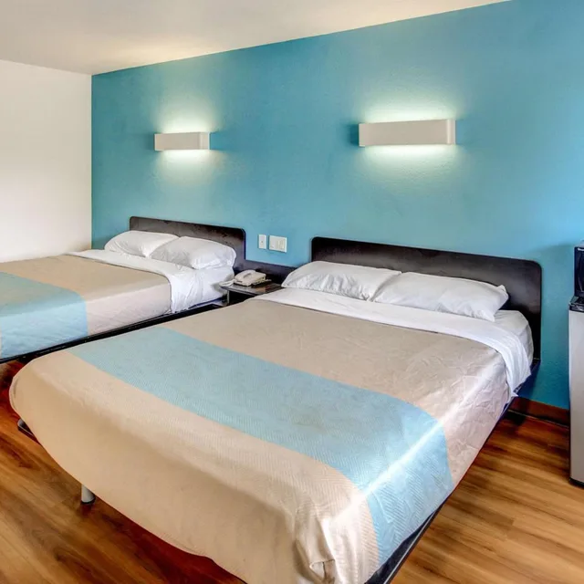 2 Queen Beds - Mobility Accessible Tub Nsmk، Motel6 Waco, TX - Lacy Lakeview 3/5