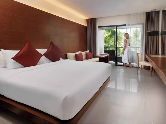 غرفة سوبيريور بسرير كينج بإطلالة على المسبح بشرفة، Novotel Phuket Kata Avista Resort And Spa 4/10