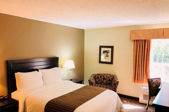 Efficiency, Suite, Queen Bed, Living Area، Econo Lodge Okotoks 2/2