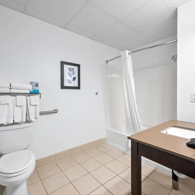 Studio, Accessible, Marinette WI Hotel 6/8