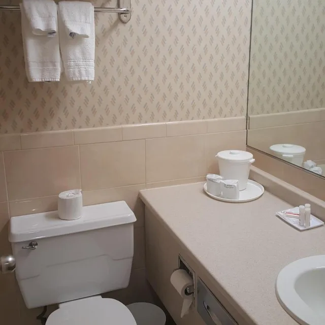 Standard, Double Bed, East Norwich Inn-Oyster Bay, Long Island, NY 10/10
