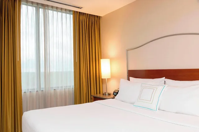 جناح بسرير كينج مع سرير سحّاب إضافي لذوي الإعاقة، Springhill Suites Chicago Ohare By Marriott 1/4