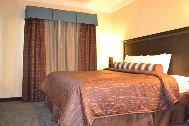 2 Bedrooms, Suite, Red River Inn And Suites 2/5