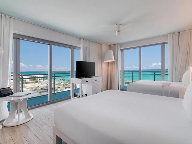 غرفة بسرير كينج بإطلالة على البحر، SLS Baha Mar 2/7