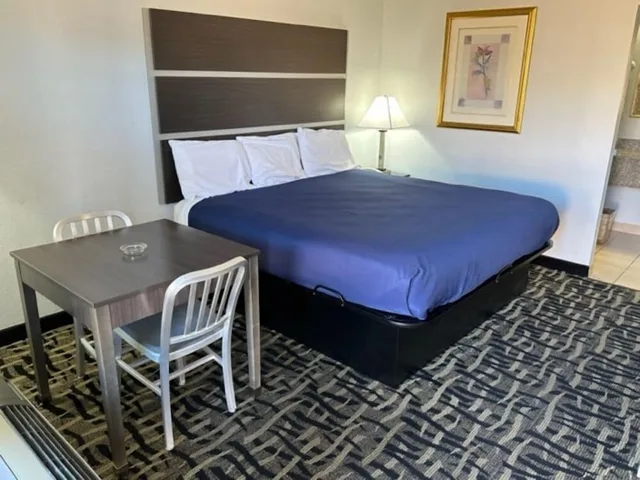 غرفة بسرير كينج للمدخنين، Homelodge Newnan 2/5