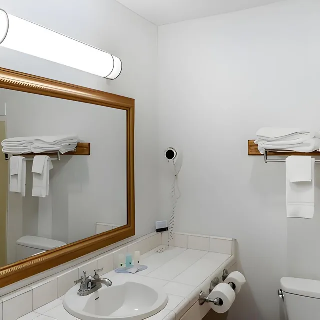 غرفة بسرير كينج بشرفة، Quality Inn & Suites Capitola By The Sea 5/5