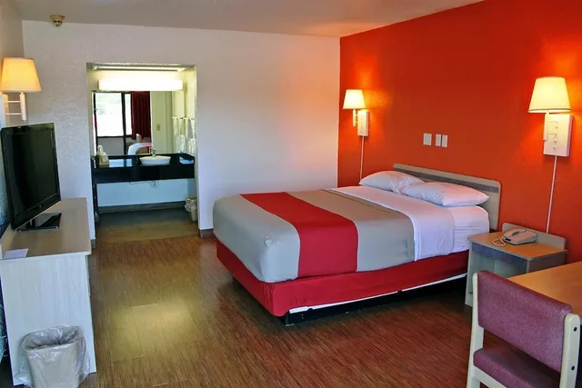 غرفة قياسية بسرير كينج لذوي الإعاقة، Motel6 Sallisaw, OK 2/10