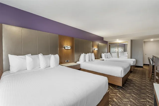 غرفة بسريرين كوين وسرير كوين، Best Western Airport Plaza Inn - Los Angeles LAX Hotel 2/3