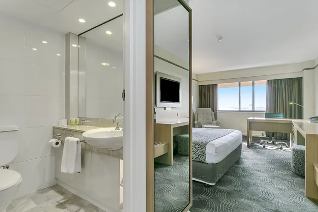 Superior, King Bed, Stamford Plaza Adelaide 5/5