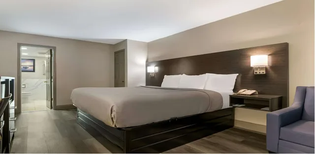 غرفة بسرير كينج للمدخنين، Quality Inn & Suites Altamonte Springs Orlando-North 2/3