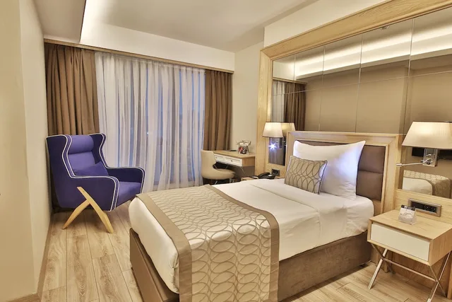 جناح كومفورت بسرير كوين بغرفة نوم واحدة مع أريكة، Bof Hotels Ceo Suites 3/10