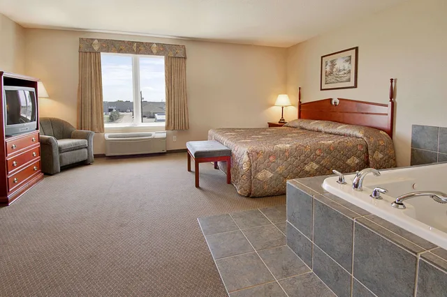 Efficiency, King Bed، Days Inn & Suites by Wyndham Winkler 7/7
