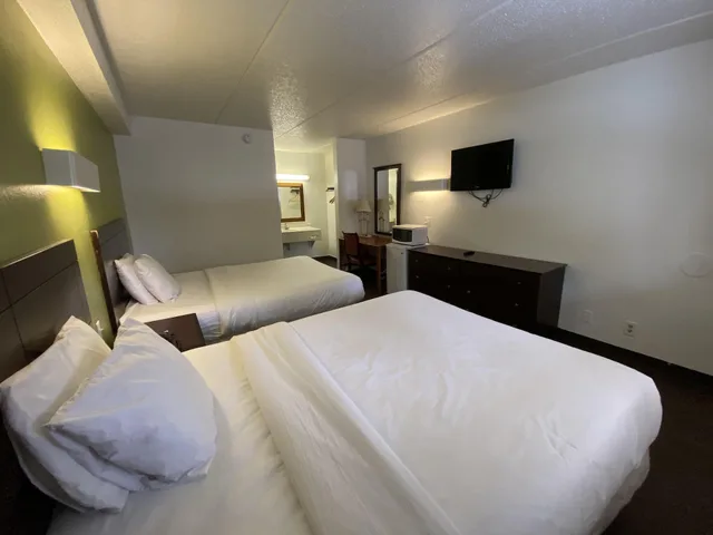 غرفة قياسية بسريرين كوين، Travelodge Cleveland/Willoughby 4/9