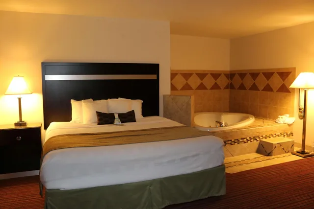 غرفة بسرير كينج بحوض جاكوزي، Best Western Parsons Inn 2/8
