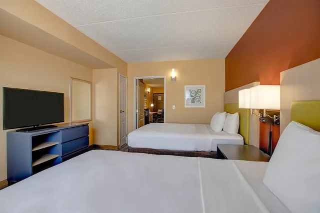 Efficiency, Suite, 2 Queen Beds، Comfort Inn And Suites St. Paul Northeast 1/3
