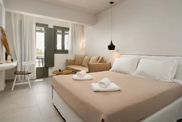 غرفة ثلاثية بسرير كوين بإطلالة على البحر مع أريكة، Melidron Luxury Hotel & Suites 1/2