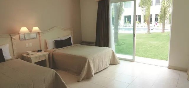 غرفة سوبيريور بإطلالة على المسبح، Hotel Real de Minas Bajio 1/3