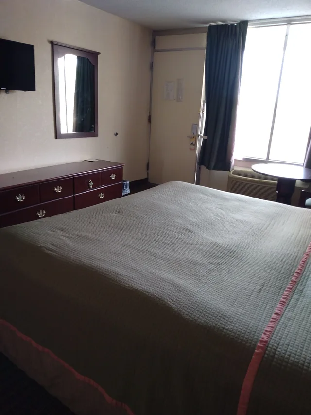Room, King Bed, Accessible, Rodeway Inn Cleveland TN 2/8