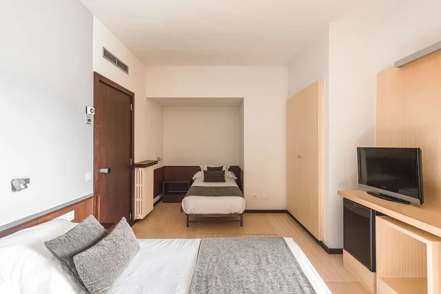 غرفة ثلاثية، Emporda Hotel 2/4