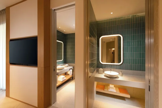 غرفة بسرير كينج بشرفة، Hilton Burau Bay Langkawi Resort 10/20