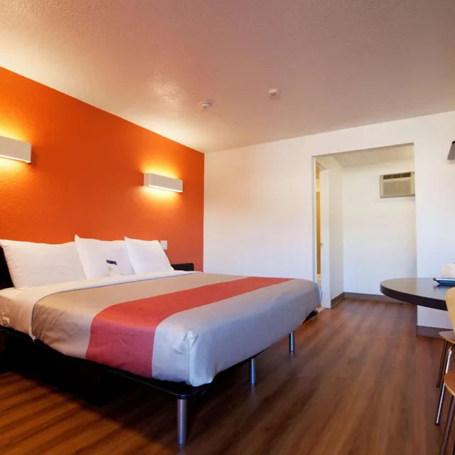 غرفة بسرير كينج لذوي الإعاقة، Motel6 Bremerton, WA 3/8