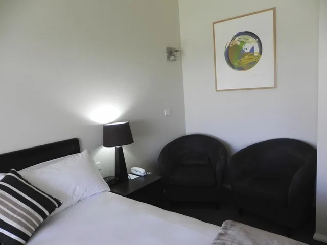 Deluxe, Queen Bed, Moore Park Inn 3/5