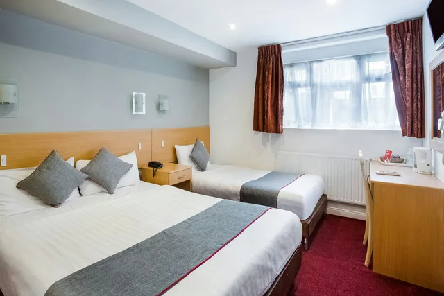 غرفة ديلوكس ثلاثية، London Guest House by OYO - Acton 1/10