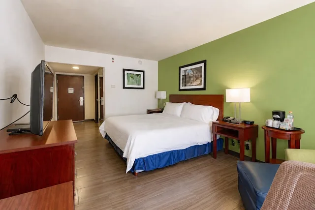 Standard, King Bed, Central Building، Holiday Inn Express Guadalajara Aeropuerto an IHG Hotel 2/10