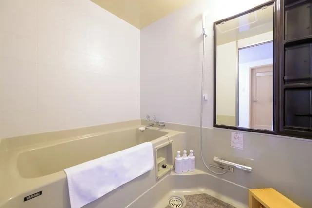 غرفة يابانية بفرشتي فوتون بأرضية تاتامي، Hotel Shiojitei 1/1